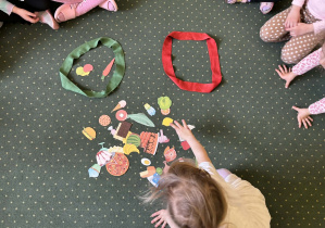 Nelia podczas segregacji produktów na zdrowe i nie zdrowe.