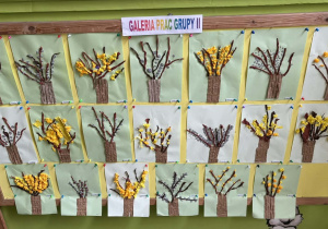 Praca plastyczna "Wiosenne drzewo".