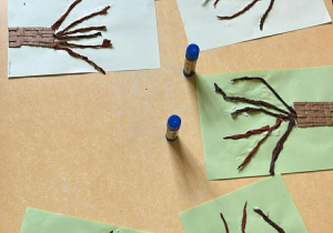 Przedszkolaki podczas wykonywania pracy plastycznej "Wiosenne drzewo".