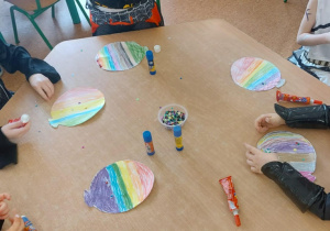 Ozdabianie pomalowanych kredkami balonów.