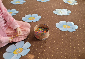 Przeliczanie elementów z wykorzystaniem matematycznych kwiatów.