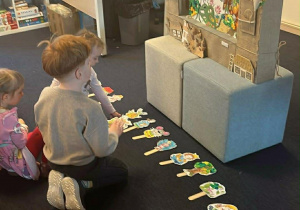 Dzieci podczas warsztatów w bibliotece.