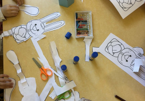 Dzieci podczas wykonywania pracy plastycznej "Zając Wielkanocny".