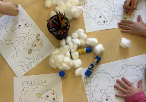 Dzieci podczas wykonywania karty pracy "Baranek".