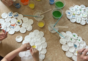 Malowanie pipetką pisanek podczas warsztatów Wielkanocnych.