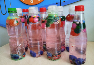 Zdjęcie przedstawia gotowe butelki sensoryczne.