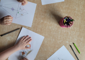 Dzieci malują latawce według własnego pomysłu.
