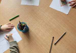 Dzieci projektują swoje latawce.
