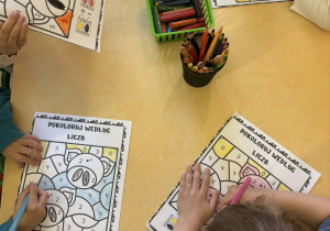 Wykonywanie karty pracy "Kolorowanie według kodu".