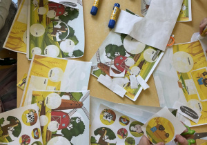 Przedszkolaki podczas wykonywania karty pracy.