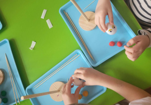 Dzieci ozdabiają styropianowe jajka.