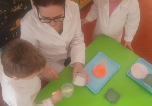 Dzieci pomagają w eksperymencie.