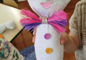 Dziecko przenetuje gotowego białego kotka.