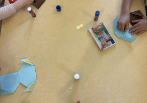 Przedszkolaki podczas pracy plastycznej "Pies".