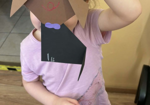 Gabrysia z wykonanym przez siebie psem z origami.