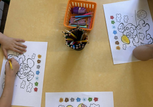 Dzieci wykonują kartę pracy - kolorowanie według kodu.