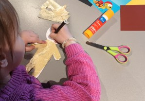 Dzieci ozdabiają gotowe lalki.