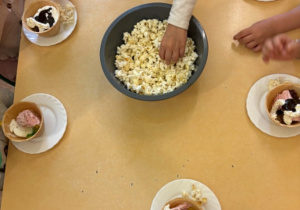 Dzień dziecka w grupie II - jedzenie popcornu i lodów.