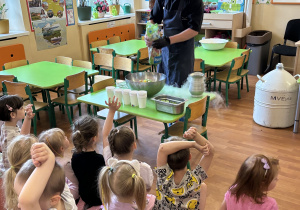 Przedszkolaki podczas warsztatów kulinarnych.