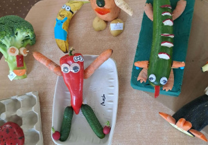 Stworki wykonane z brokuła, papryki, banana, cytryny, jabłka oraz batata.