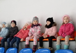Dzieci z gr IV i V siedzą na widowni.