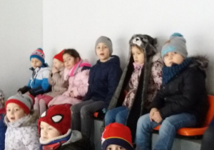 Dzieci z gr IV i V siedzą na widowni.