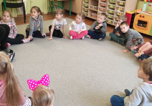 Dzieci podczas słuchania opowiadania