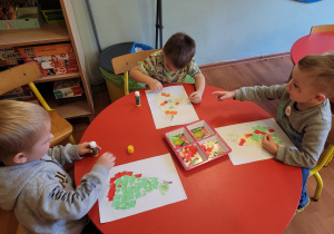 Dzieci wykonują prace plastyczna "Gruszka"