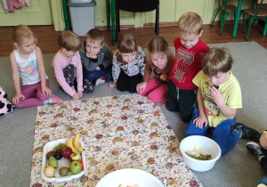 Dzieci podczas zajęć z owocami