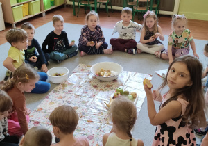 Dzieci podczas jedzenie owoców