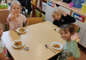 Maja, Wiktoria, Filip i Gabrysia podczas jedzenia sałatki owocowej