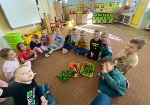 Grupa V podczas zajęć o warzywach