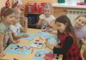Dziewczynki malują farbami