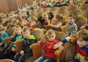 Dzieci w teatrze czekają na występy
