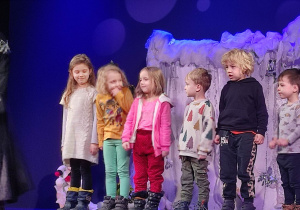 Grupa dzieci na scenie w teatrze