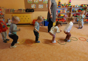 Dzieci skaczą do małych kółek, ćwiczą koordynację ruchową
