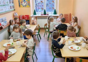 Dzieci podczas samodzielnego robienia śniadania