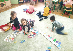 Dzieci podczas zabaw klockami Numicon