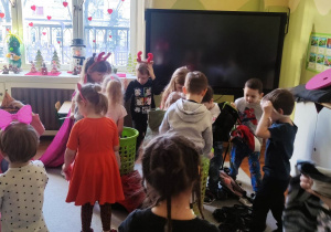 Dzieci podczas zabawy w przebieranki