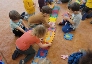 Wspólna zabawa dzieci - układanie odpowiednich elementów